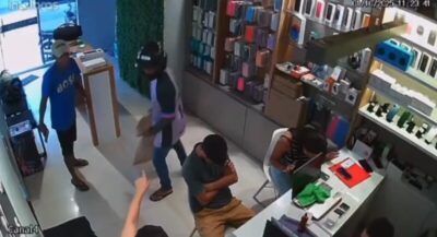 Dupla assalta loja e foge com saco cheio de celulares e acessórios no interior do MA; veja momento do crime