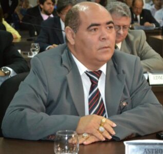 A SEDE PELA CADEIRA É DESENFREADA