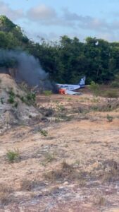 VÍDEO: Avião de pequeno porte cai e pega fogo na área do aeroporto de Paço do Lumiar; cinco pessoas ficam feridas