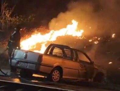 Incêndio de grandes proporções atinge veículo e vegetação na Avenida Litorânea