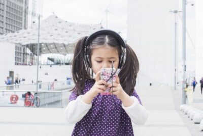 Influenciadores dominam o consumo digital de crianças e adolescentes no Brasil, aponta pesquisa