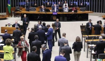 Câmara aprova regime de urgência para oito projetos de lei