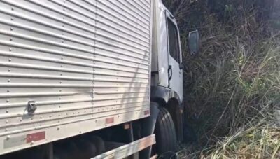 Caminhoneiro desmaia ao volante, colide em veículos e morre na BR-316