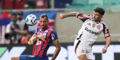 Palmeiras vence clássico, aproveita derrota do Flamengo e assume a liderança do Brasileirão
