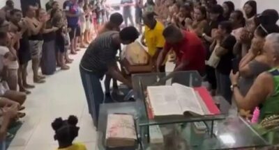 Corpo de menino encontrado em mala é velado sob aplausos e comoção