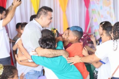 Prefeito Joãozinho Pavão leva alegria e presentes para alunos da rede municipal; multidão de crianças recepciona o gestor em cena que ganhou destaque nas redes sociais