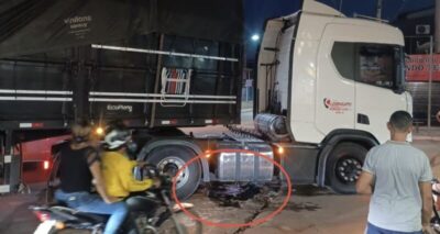 Bicicleta vai parar embaixo de carreta após acidente em Vargem Grande