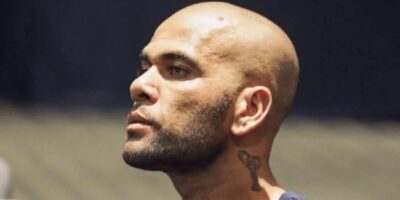 Ex-jogador Daniel Alves paga fiança milionária para liberdade provisória na Espanha