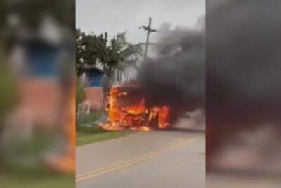 Ônibus escolar é destruído por incêndio no interior paulista