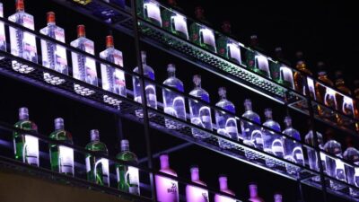 AGU cobra ação da Meta contra venda de materiais para bebidas falsificadas nas redes sociais