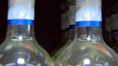 Nova lei torna adulteração de bebidas com morte crime hediondo e prevê até 15 anos de prisão