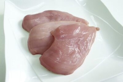 Lavar o frango antes de cozinhar pode matar: saiba por que, segundo a ciência