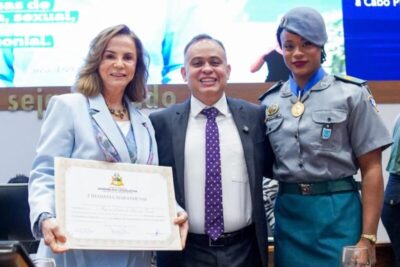 Assembleia homenageia personalidades em sessão solene com título e medalha