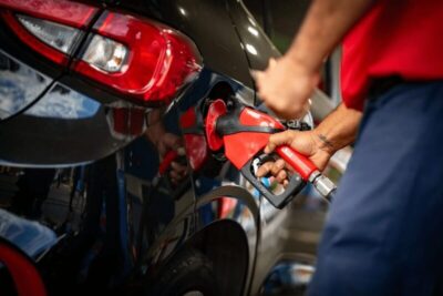 Petrobras anuncia nova redução no preço da gasolina para distribuidoras