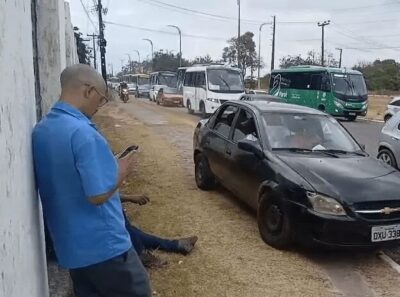 Condutores sobem calçada e transitam próximo a motorista envolvido em acidente em SL