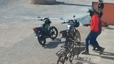 Comerciante é baleado durante assalto na Vila Maranhão; vídeo mostra chegada dos assaltantes e o crime