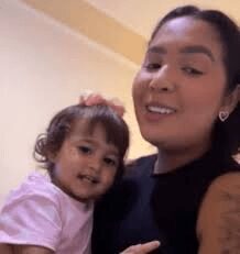 Emocionante reencontro: mãe recebe filha levada para outro país pelo pai