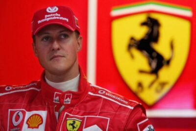 Primeiro sinal público de Michael Schumacher desde acidente: ex-piloto autografa capacete