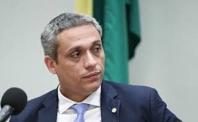 Câmara aprova suspensão de ação penal contra deputado Gustavo Gayer no STF