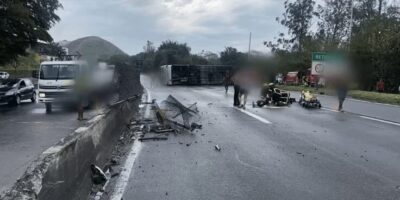 Ônibus com torcedores do Flamengo tomba na Via Dutra e deixa 46 feridos