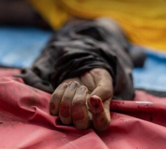 Encontrei meu filho com os pulsos amarrados por uma corda’, diz mãe de morto na Vila Cruzeiro (RJ)