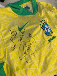 Camisas autografadas por Neymar Jr. apreendidas em operação podem ajudar MP a localizar chefe do PCC foragido