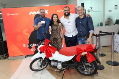 Cliente fiel da Maxx ganha moto 0Km em sorteio e emociona equipe com sua história de gratidão