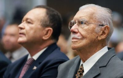 José Sarney observa o jogo…