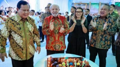 VÍDEO: Lula ganha festa de aniversário ao lado do presidente da Indonésia