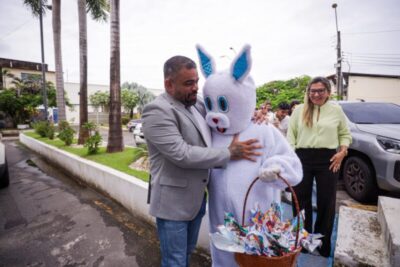 Coelho da Páscoa da câmara de São Luís leva ovos produzidos por detentas da UPFEM a servidores