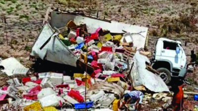 Caminhão carregado de peixe capota na BR-222 e motorista fica gravemente ferido; carga foi saqueada