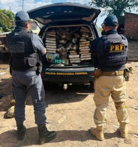 Operação conjunta intercepta 147 kg de maconha em caminhão guincho em Santa Quitéria