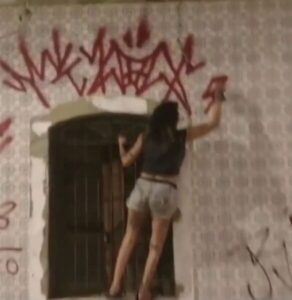 Grafiteira investigada por pichar prédios históricos presta depoimento em São Luís