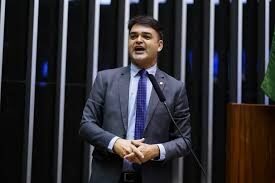 Após repercurssão de vazamento de áudio; Rubesn Jr. confirma que pai deixará o governo