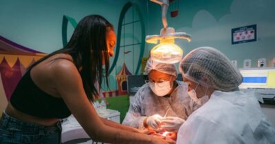 No mês das crianças, Governo reforça avanços na assistência com a realização de frenectomia em bebês