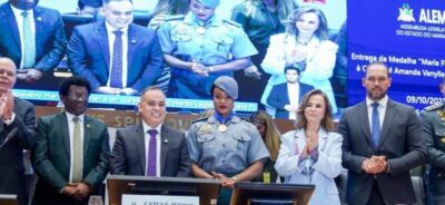 Assembleia homenageia personalidades em sessão solene com título e medalha