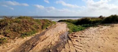 Esgoto é despejado na Praia de São Marcos, em São Luís