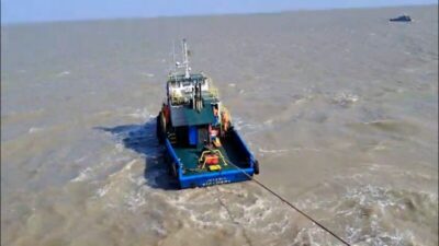 VÍDEO: Balsa presa em banco de areia e pedra durante travessia entre São Luís e Alcântara é desencalhada