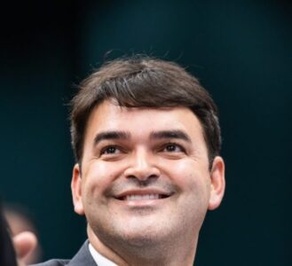 Rubens Júnior deixa o governo e encena um discurso escrito a quatro mãos