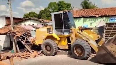 Trator desgovernado atinge casas e motocicletas em Afonso Cunha, no MA