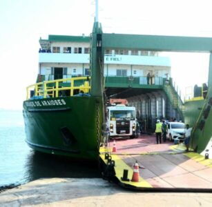 Ferry Boat da Servi Porto encalha em arrecife de pedras próximo ao porto de Cujupe