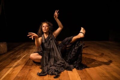 Tereza Seiblitz mergulha na força poética do mangue na peça “Carangueja”, em cartaz no Teatro Sesc