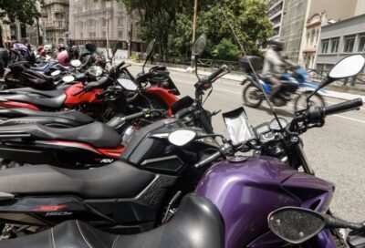 Trabalhador por aplicativo ganha mais, porém tem jornadas mais longas