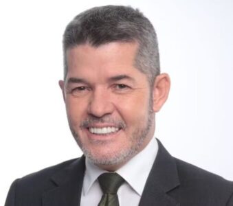 Ex-deputado com cargo no governo Caiado acusa Dino de ‘bater papo com traficantes’ e… se retrata