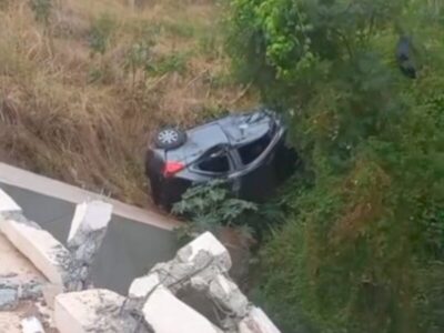 Mulher perde controle de carro e cai de ponte na BR-316, em Timon