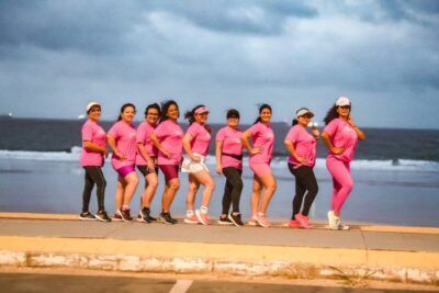 Do escritório à praia: grupo de colegas transforma caminhadas em terapia e fortalece laços no trabalho