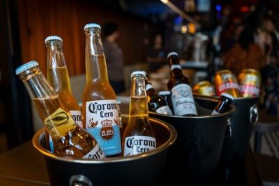 Entenda por que o consumo de cervejas sem  álcool e menos calóricas cresceu tanto no país