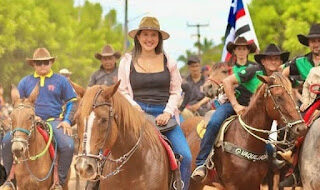 Bruna Pessoa participa de tradicional cavalgada em Olho d’Água das Cunhãs