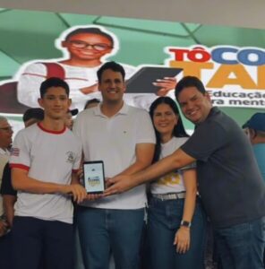 AO LADO DO SECRETÁRIO ORLEANS BRANDÃO, DEPUTADO JOÃO BATISTA II PARTICIPA DA ENTREGA DE MAIS DE 15 MIL TABLETS PARA ALUNOS DA BAIXADA MARANHENSE