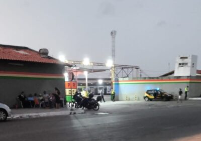 A paralisação dos rodoviários continua neste sábado (15) em frente à sede da empresa 1001, no bairro da Forquilha.